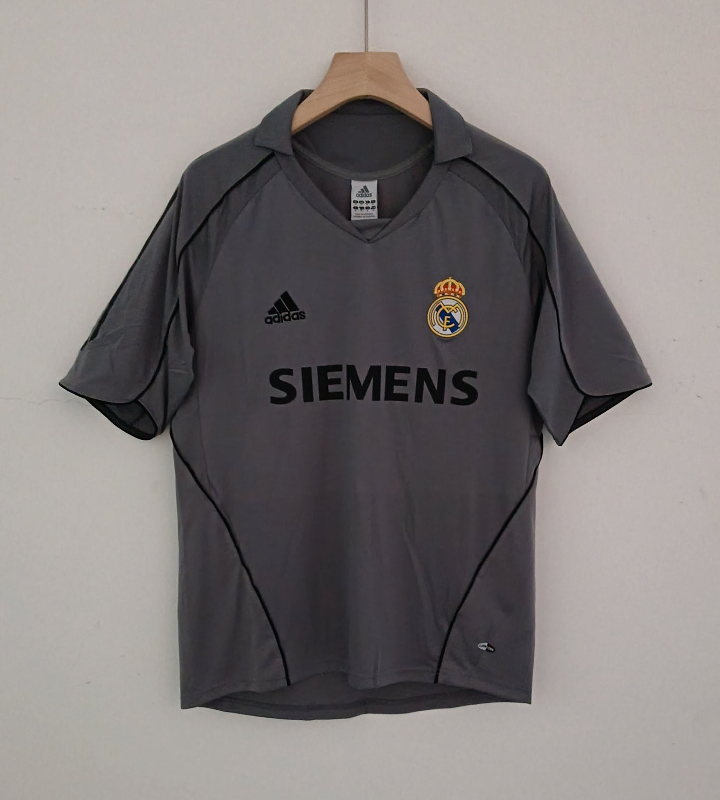 חולצת רטרו ריאל מדריד חוץ שניה עונת 2005/2006