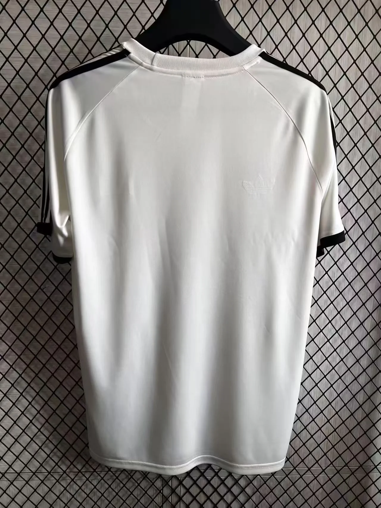 Adidas x Oasis Tour 2025 לבנה